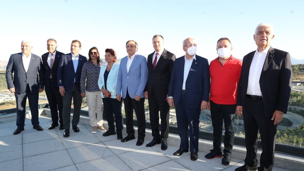 CHP&rsquo;li b&uuml;y&uuml;kşehir belediye başkanlarından H&uuml;k&uuml;met'e &ccedil;ağrı