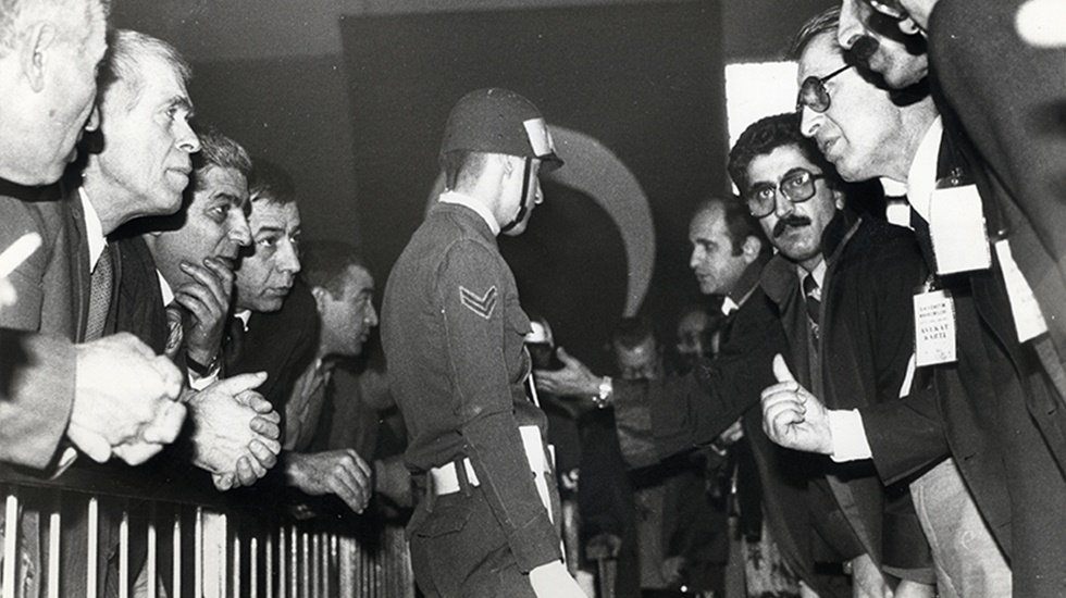 DİSK: "12 Eyl&uuml;l'de her t&uuml;rl&uuml; demokratik hak gasp edilerek t&uuml;m yetki bir avu&ccedil; generalin emrine verildi"