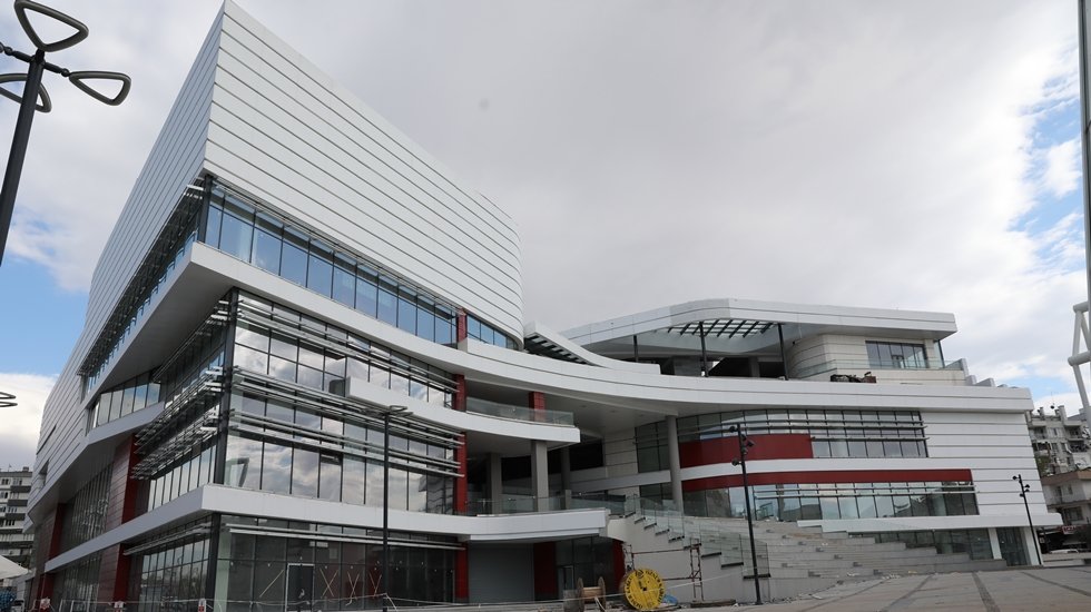 Doğu Garajı&rsquo;nda d&uuml;kkanlar esnafa teslim ediliyor