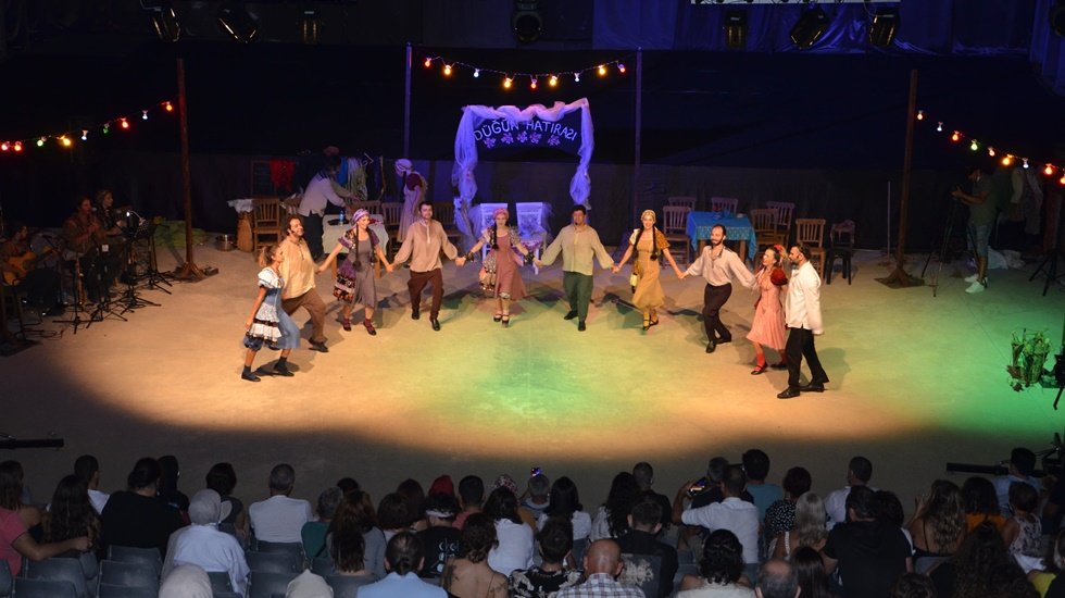 &ldquo;D&uuml;ğ&uuml;n Hatırası&rdquo; Alanyalı tiyatro severlerle buluştu&nbsp;