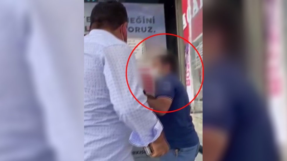 Durakta bekleyen kadınların fotoğrafını &ccedil;eken şahsa meydan dayağı