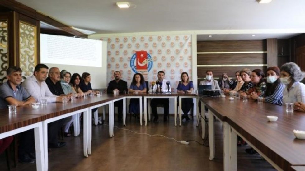 HDP&rsquo;den kayyum raporu: &ldquo;Tarihin en b&uuml;y&uuml;k soygunuyla karşı karşıyayız&rdquo;