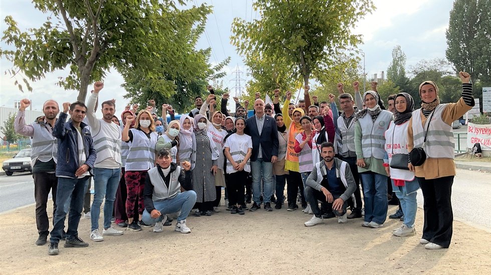 İYİ Partili &Ouml;zlale&rsquo;den grevdeki Indomie Adkoturk iş&ccedil;ilerinin grev &ccedil;adırına destek ziyareti