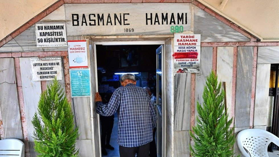 İzmir&rsquo;de Basmane Hamamı'nın kapıları evsizlere a&ccedil;ıldı