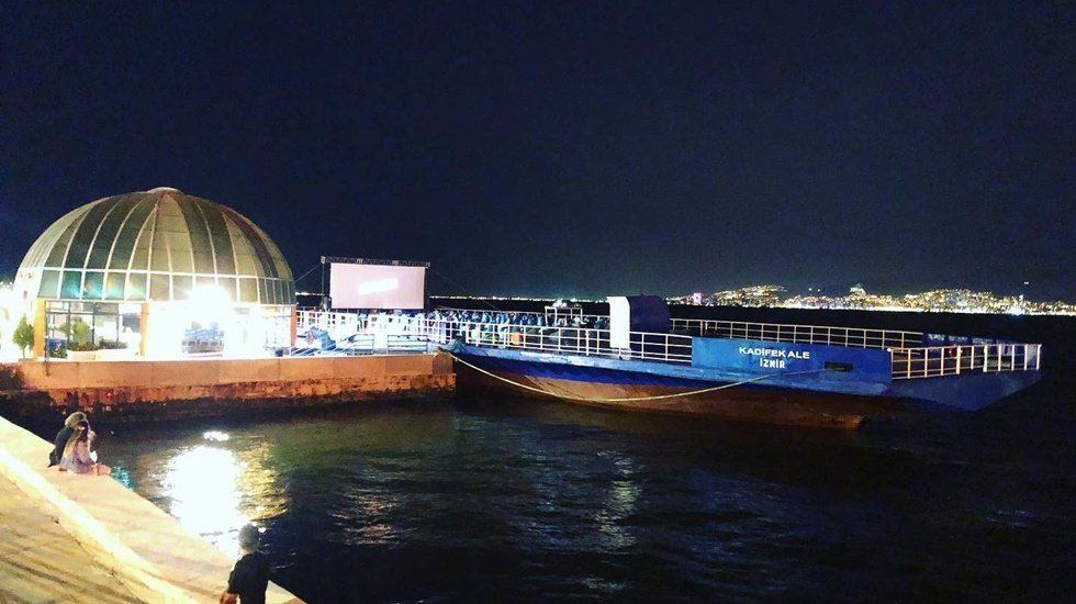 İzmirliler deniz&uuml;st&uuml; sinemayı sevdi