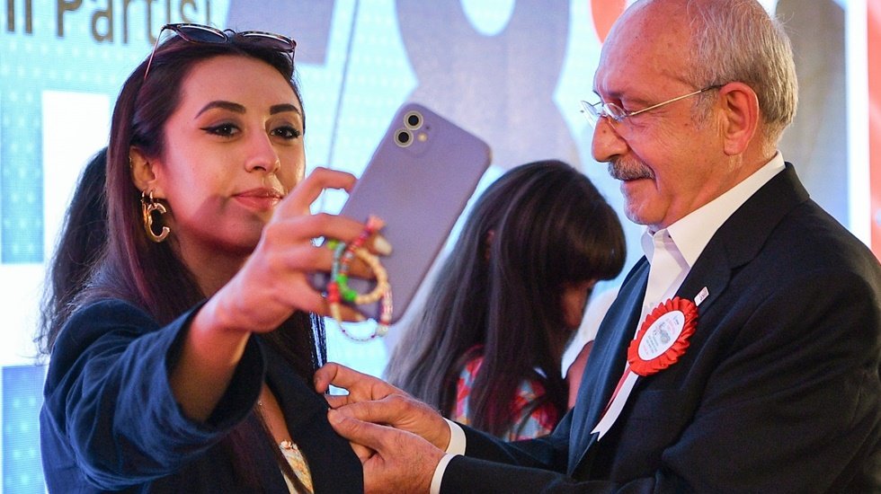 Kılı&ccedil;daroğlu, &lsquo;İlk Oy Projesi&rsquo; kapsamında yeni kadın &uuml;yelere rozetlerini taktı