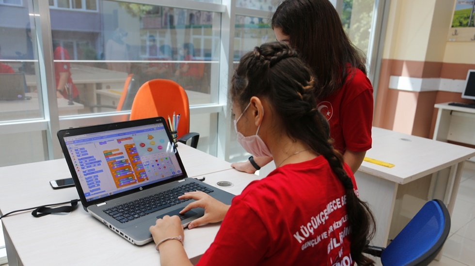Küçükçekmece Belediyesi Bilgi Evleri ve Çocuk Üniversitesi 3 ayrı projeyle, Teknofest’te finale kaldı