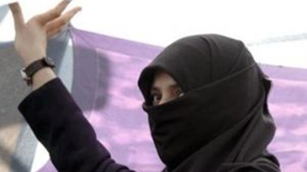 Taliban, kız öğrencilerine peçe takma zorunluluğu getirdi