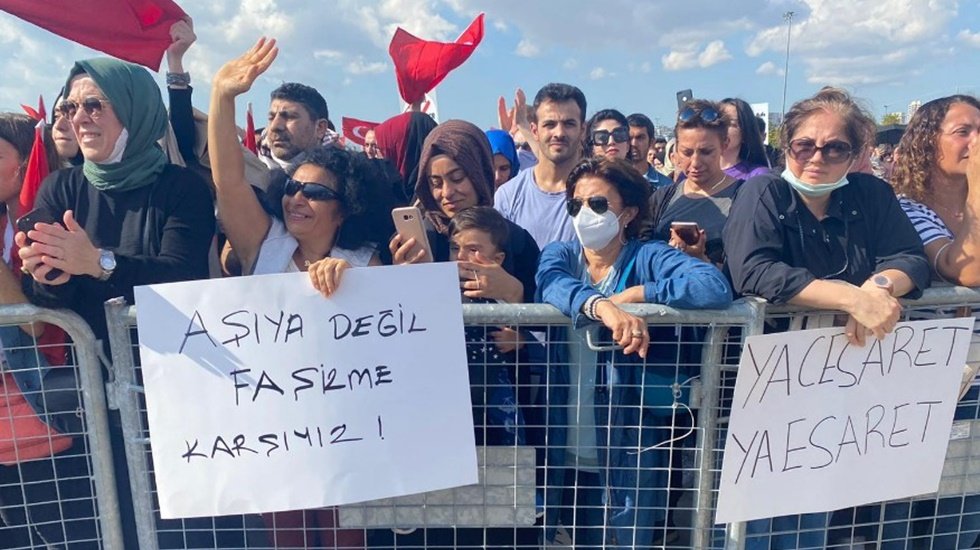 Barış isteyen yurttaşlara yasak olan aşı karşıtlarına serbest!