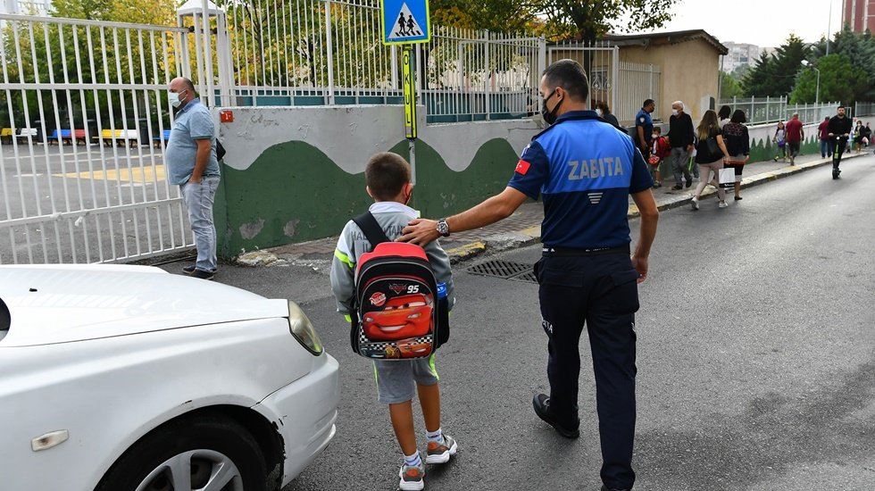 Zabıtadan okul önlerinde sıkı denetim