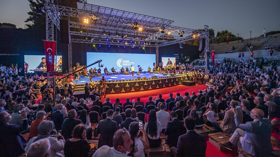 Zeki M&uuml;ren ve Barış Man&ccedil;o İzmirli ziyaret&ccedil;ileri karşıladı