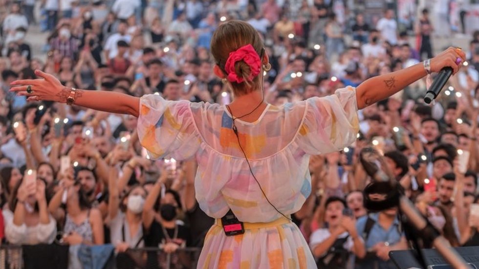 Akdeniz Gen&ccedil;lik Festivali coşkusu s&uuml;r&uuml;yor