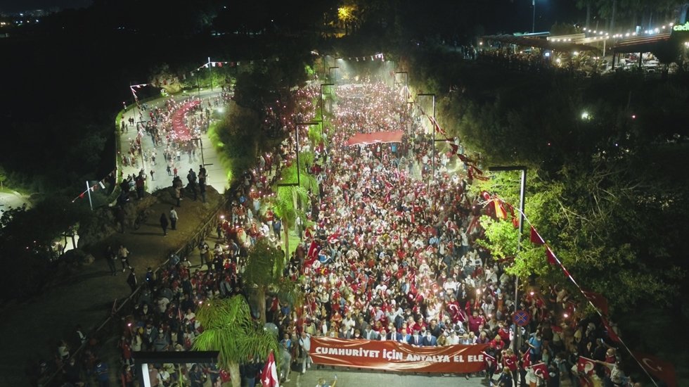 Antalya Cumhuriyet i&ccedil;in sel oldu aktı