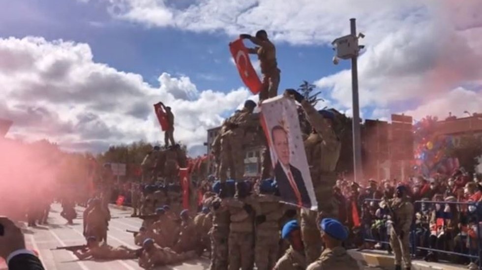 Askerlere Erdoğan posteri a&ccedil;tırılmasına tepki yağdı
