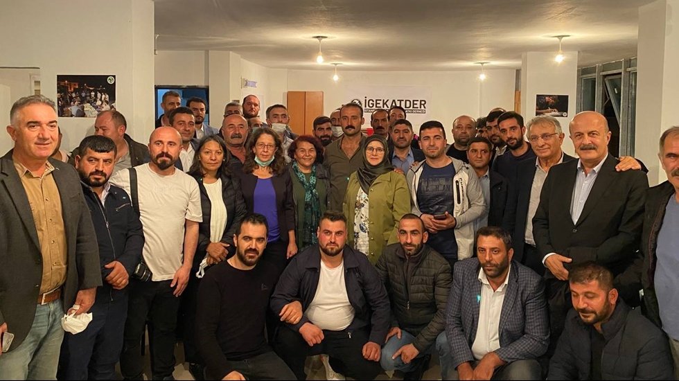 Atık kağıt iş&ccedil;ilerini ziyaret eden HDP&rsquo;liler &lsquo;bir dokundu bin ah&rsquo; işitti!