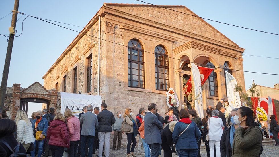 Ayvalık&rsquo;ta a&ccedil;ılan Bekir Coşkun K&uuml;t&uuml;phanesi kitapseverleri bekliyor