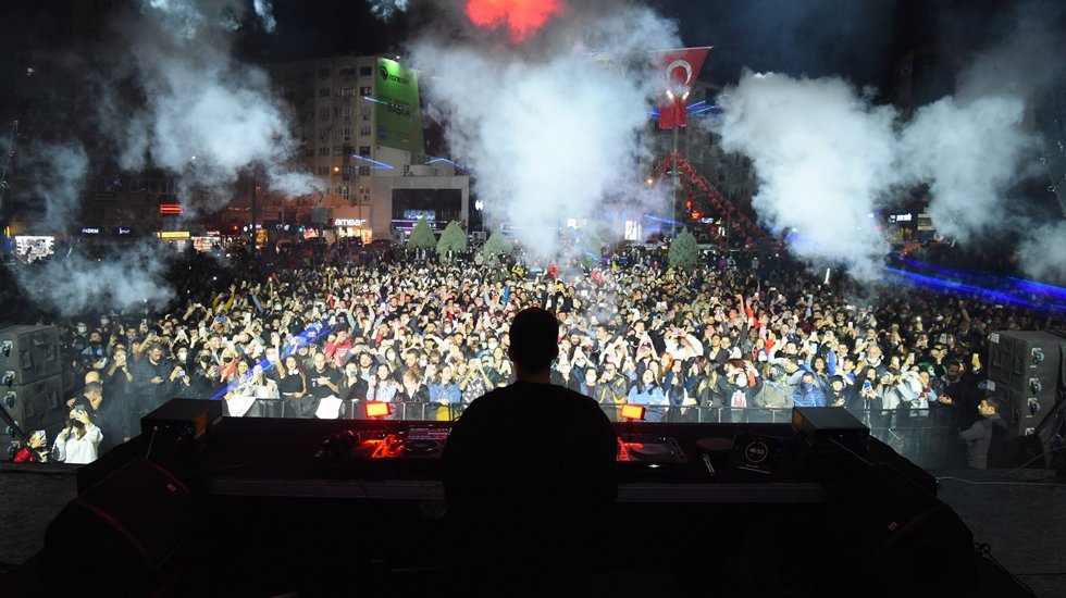 Bornova&rsquo;da 98. Yıl Coşkusu