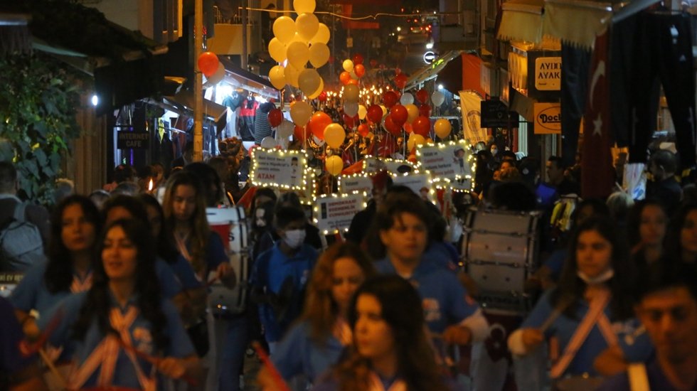 Efes Sel&ccedil;uk&rsquo;ta 98. yıl gururu cumhuriyetin ışıkları ile yaşandı