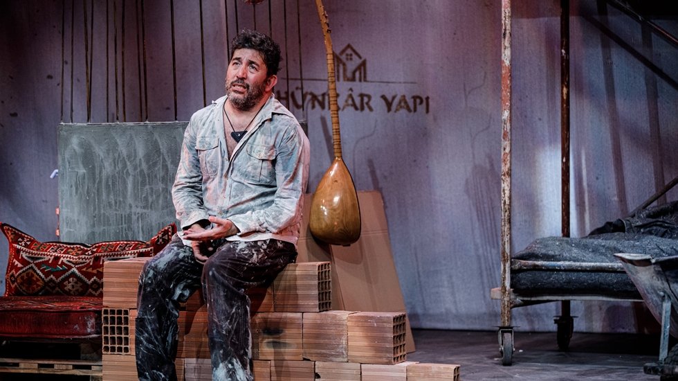 Emre Kınay&rsquo;ın yeni oyunu &ldquo;Irgat&rdquo; g&uuml;n sayıyor