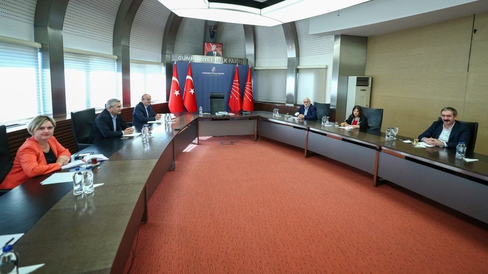 HDP&rsquo;nin tutum belgesini g&ouml;r&uuml;şmek &uuml;zere HDP ve CHP heyetleri bir araya geldi