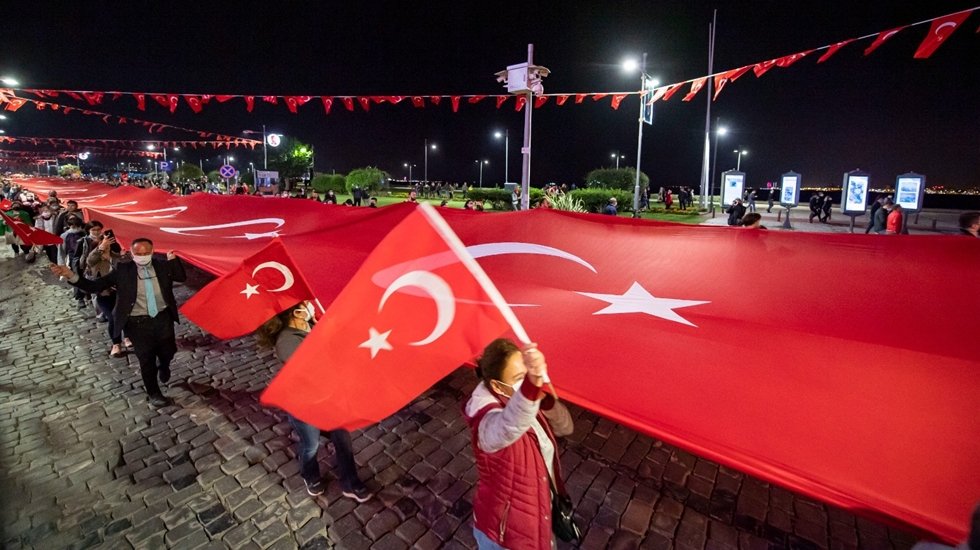 İzmir'de g&ouml;z kamaştıran bayram coşkusu