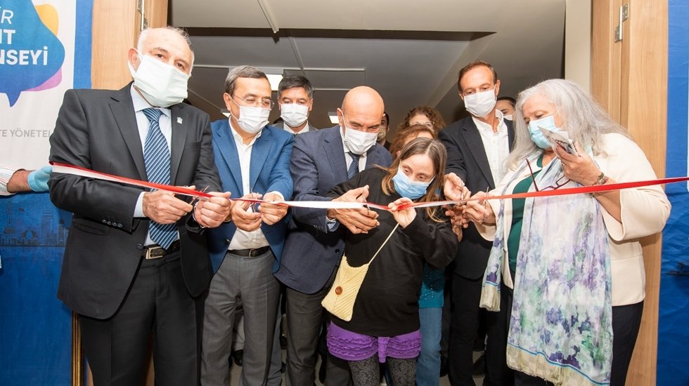 İzmir Kent Konseyi yeni hizmet binasına ge&ccedil;ti