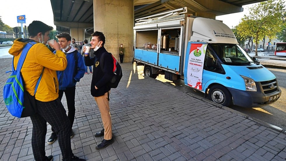 İzmirli üniversite öğrencileri güne sıcak çorbayla başlıyor