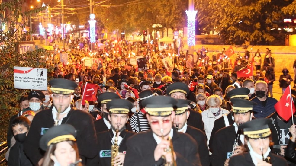 İzmitliler&nbsp;cumhuriyet ışığında y&uuml;r&uuml;d&uuml;
