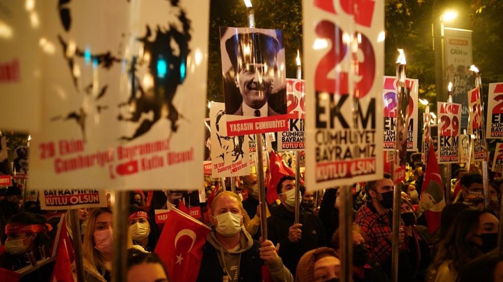 Kadık&ouml;yl&uuml;ler Cumhuriyet i&ccedil;in y&uuml;r&uuml;d&uuml;