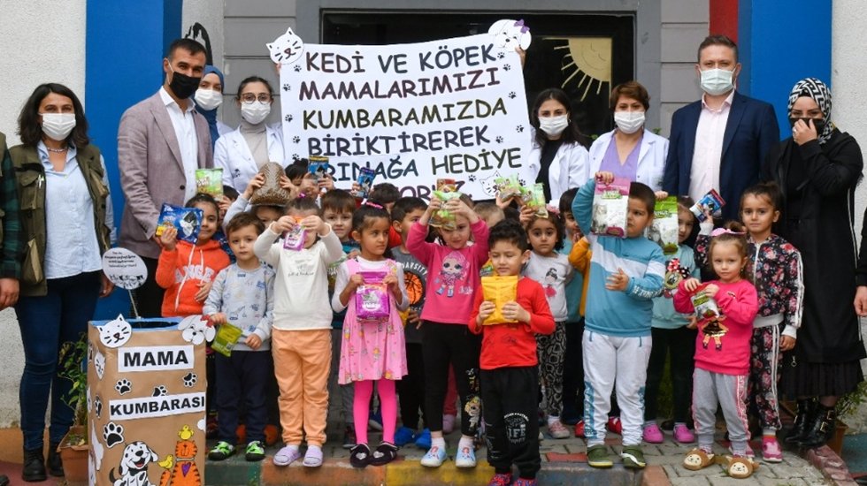 Koca y&uuml;rekli &ccedil;ocuklar, har&ccedil;lıkları ile sokak hayvanlarına mama aldılar!