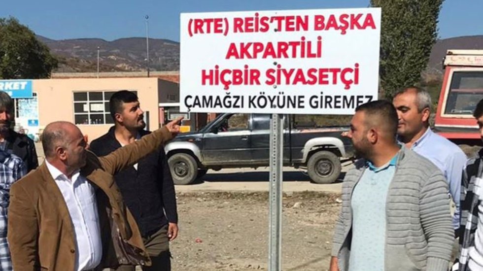 K&ouml;yl&uuml;ler &lsquo;Bu k&ouml;ye AKP&rsquo;li giremez&rsquo; tabelası astı!