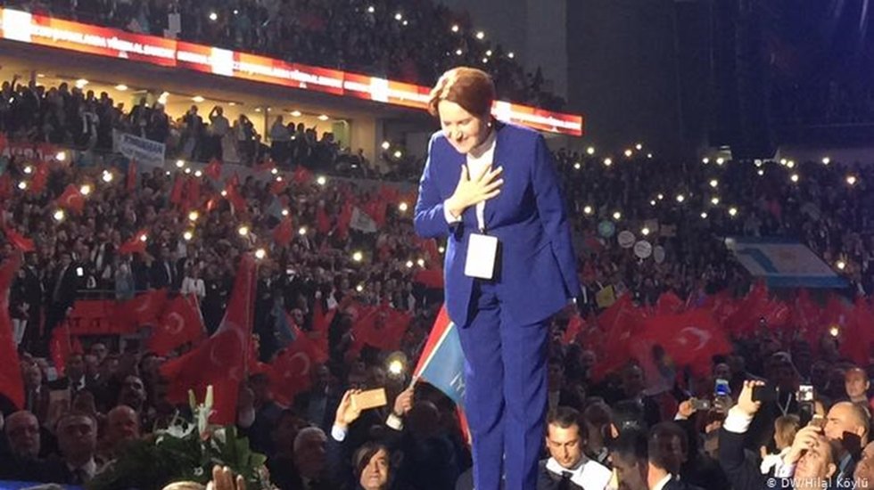 İYİ Parti b&ouml;l&uuml;n&uuml;yor mu? Akşener kurultayla gider mi?