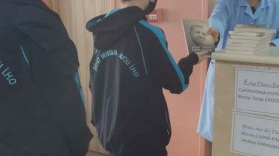 Ortaokul da &ouml;ğrencilere Erdoğan&rsquo;ın kitabı dağıtıldı