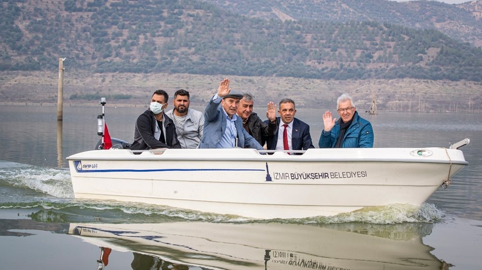 Trakt&ouml;r gitti tekne geldi&hellip; B&uuml;y&uuml;kşehir&rsquo;den tarlaları baraj altında kalan &ccedil;ift&ccedil;iye tekne&hellip;