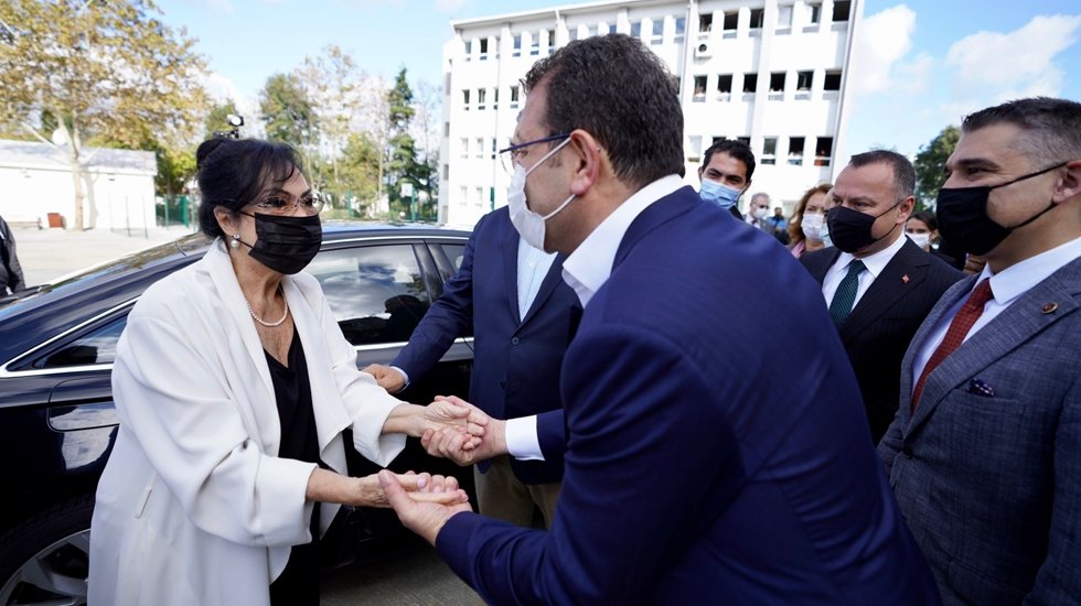 T&uuml;rkan Sultan&rsquo;dan İmamoğlu&rsquo;na &lsquo;okul&rsquo; teşekk&uuml;r&uuml;