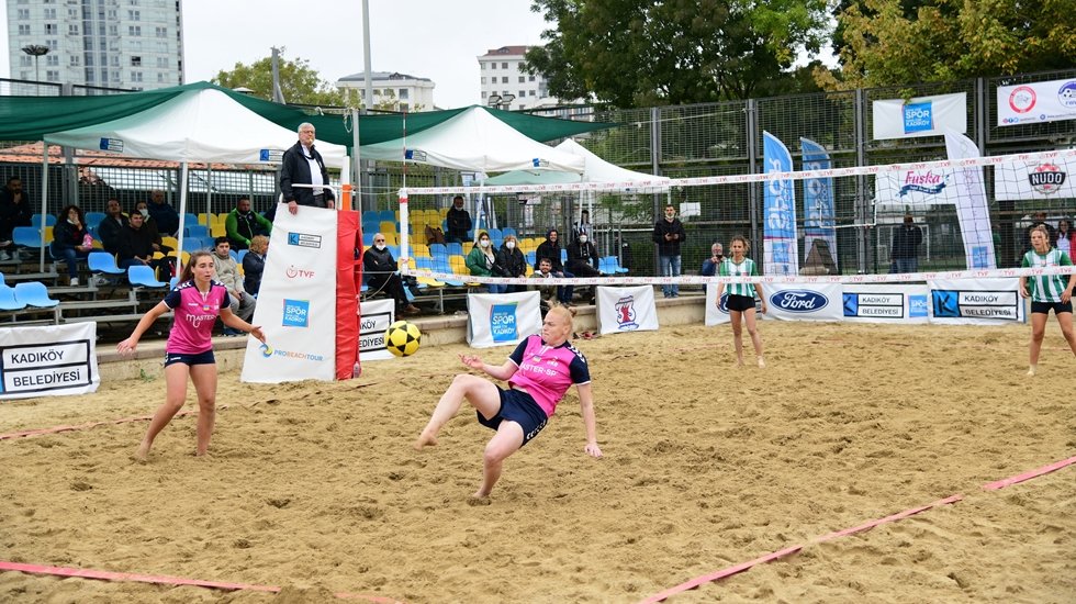 Uluslararası Footvolley Turnuvası'nın Türkiye etabı Kadıköy'de oynandı.