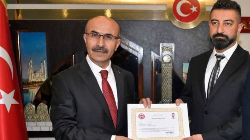 Validen başarı belgesi aldı, uyuşturucu operasyonunda yakalandı