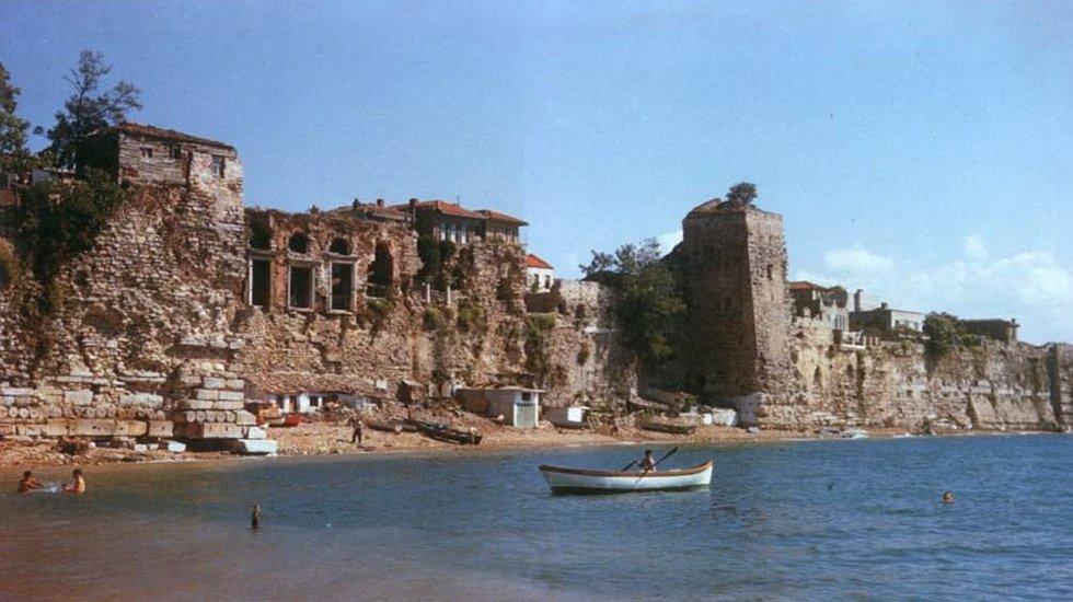 Yok olma tehlikesiyle karşı karşıya kalan saray g&uuml;n y&uuml;z&uuml;ne &ccedil;ıktı