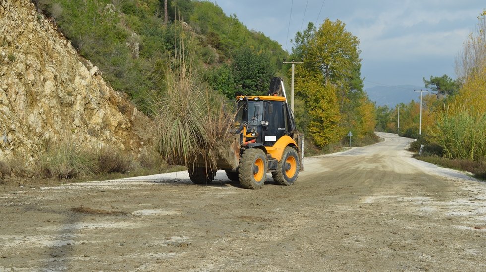 Antalya'da selden etkilenen yollar temizleniyor