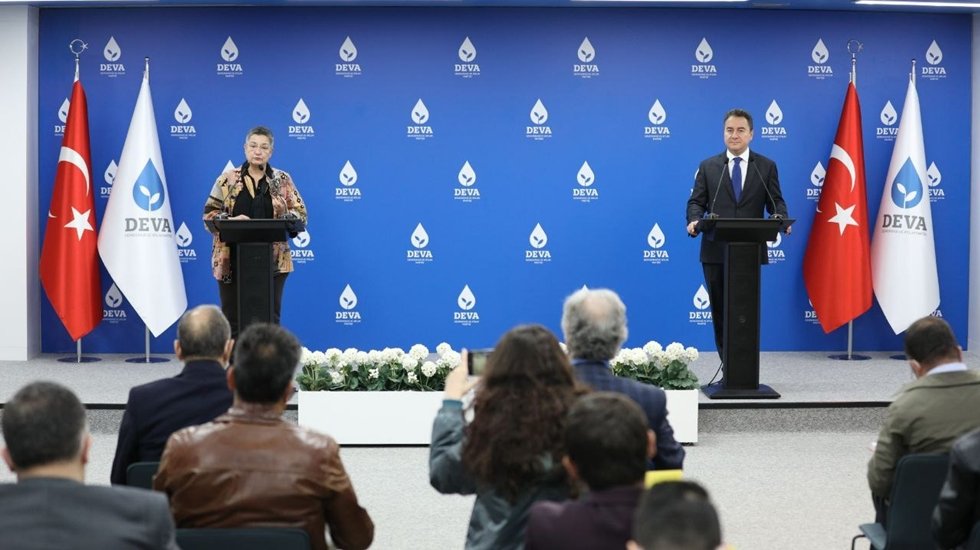 Babacan&rsquo;dan &lsquo;doktor g&ouml;&ccedil;&uuml;&rsquo; tepkisi: &lsquo;T&uuml;rkiye, gitmek isteyenlerin &uuml;lkesi haline geldi&rsquo;
