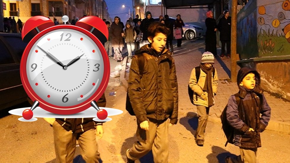 Saat 8&rsquo;den &ouml;nce g&uuml;n aydınlanmadığı i&ccedil;in &ouml;ğrenciler de kadınlar da yollarda karanlıkta &ccedil;ıkıyor...