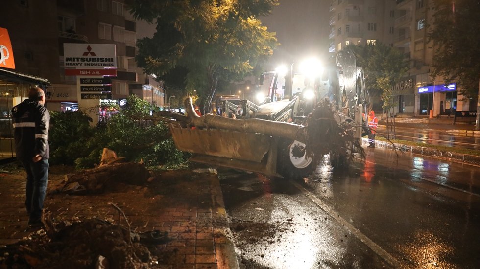 B&uuml;y&uuml;kşehir ekipleri gece boyu teyakkuzda bekledi