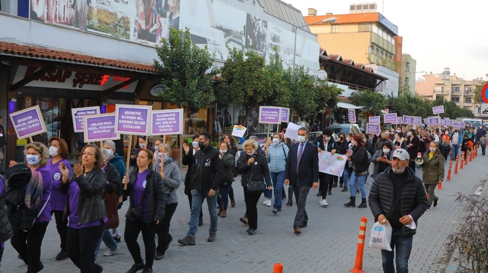 Efes Sel&ccedil;uk&rsquo;ta kadınlar ve erkekler şiddete karşı birlikte y&uuml;r&uuml;d&uuml;