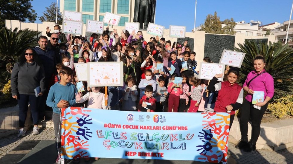 Efes Sel&ccedil;uklu &ccedil;ocuklar pankartlarını hazırladılar, hakları i&ccedil;in y&uuml;r&uuml;d&uuml;ler