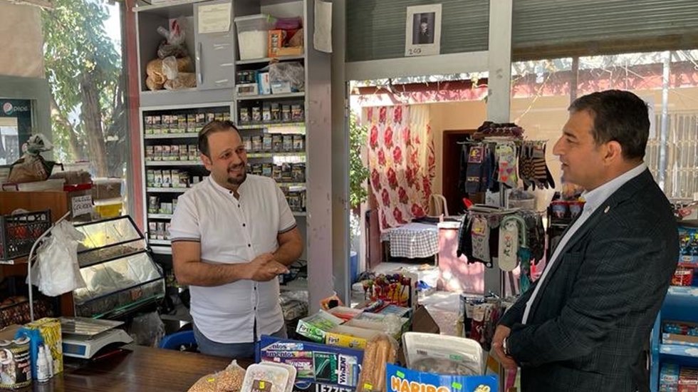 Vatandaş 5 TL&rsquo;lik Peynir, 3 TL&rsquo;lik Zeytin Alıyor. Utandığından cebine koyup &ouml;yle g&ouml;t&uuml;r&uuml;yor.