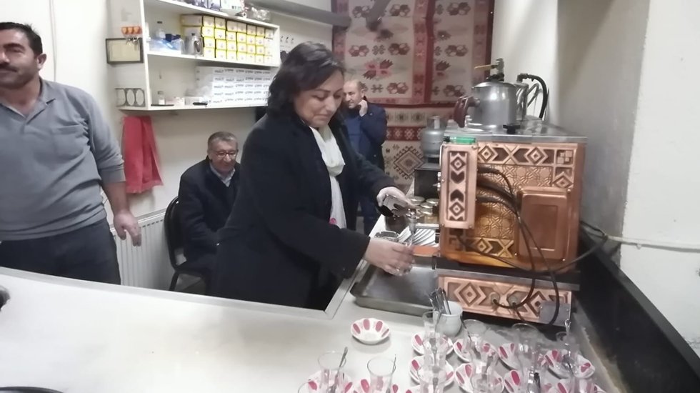 Vatandaş, kahvehanedeki &ccedil;ayı veresiye i&ccedil;iyor!