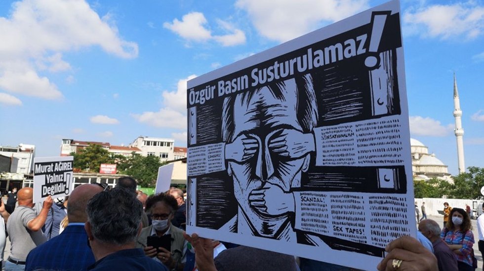Sans&uuml;rle &ouml;n&uuml; kesilen, yoksulluğa ve &ccedil;aresizliğe s&uuml;r&uuml;klenen gazeteciler: "10 Ocak&rsquo;ın kutlanacak bir g&uuml;n değil"