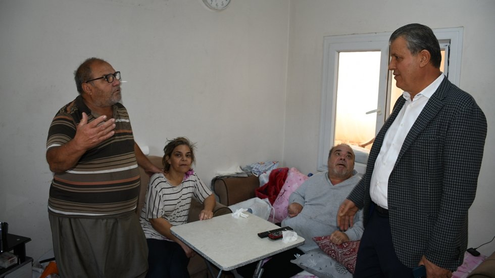 Adanalı k&ouml;yl&uuml; yurttaş: "Kendileri sarayda biz &ccedil;&ouml;pl&uuml;kte yaşıyoruz"