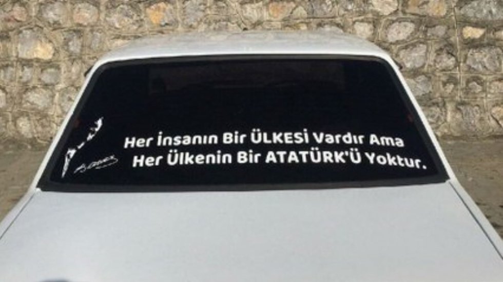 'Atat&uuml;rk' yazısına 'Ne b&ouml;yle pavyon yazısı gibi' deyip ceza yazdılar