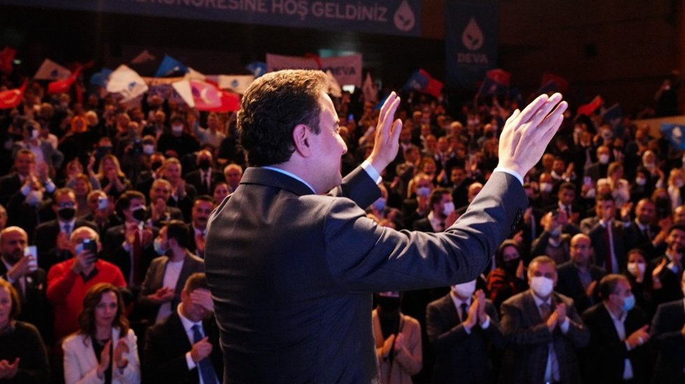 Babacan: &lsquo;Y&ouml;neticiler şamar oğlanına, kurumlar yol ge&ccedil;en hanına d&ouml;nd&uuml;&rsquo;